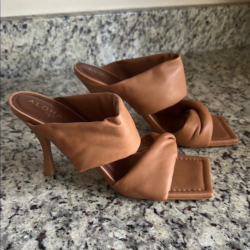 ALOHAS Tan Heels with Architectural Design